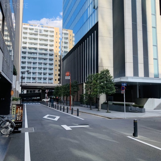 共同ビル新本町 ビル前面道路