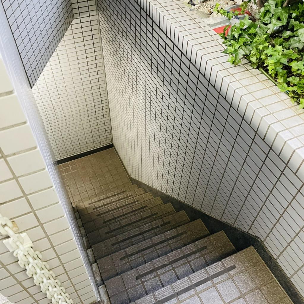 赤坂三辻ビルの地階への階段