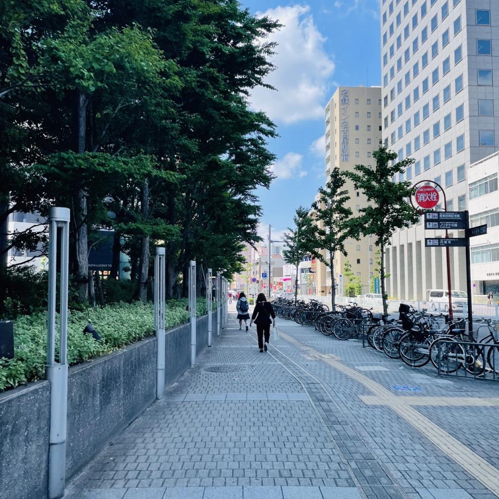 名古屋ルーセントタワーの前面歩道