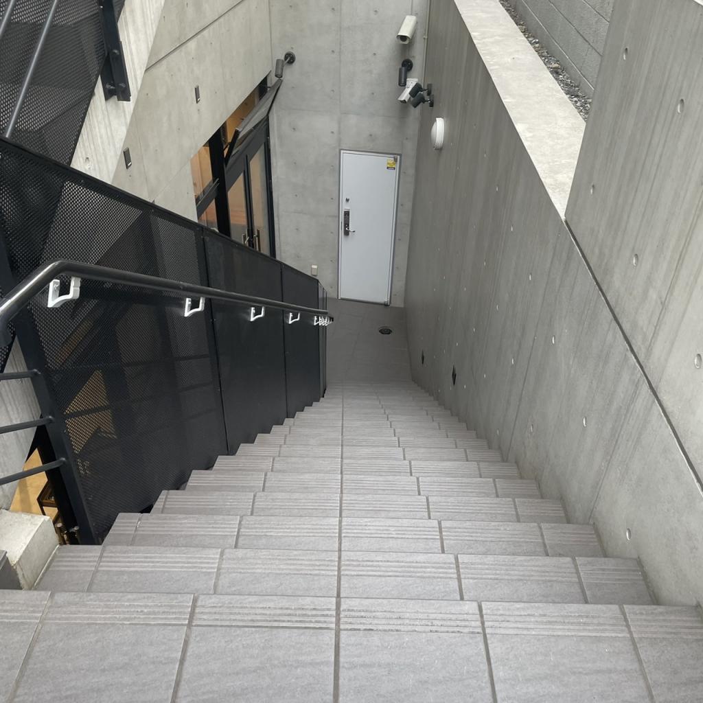 ＡＧ神宮前ビルの地下店舗への階段