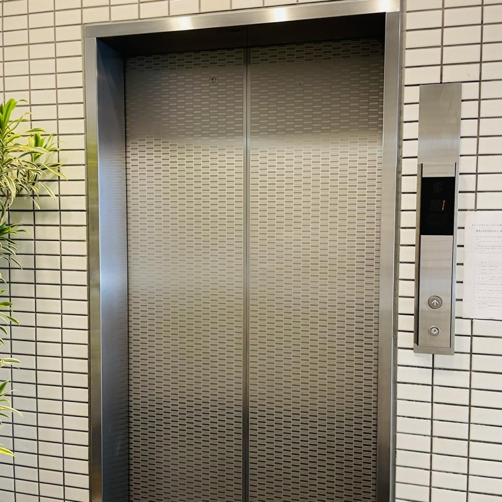 芝ワカマツビルのエレベーター
