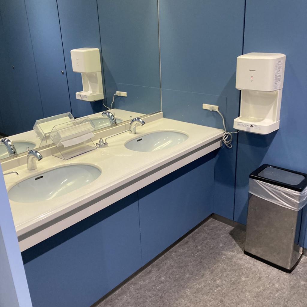 プライム新横浜ビルの基準館男子トイレ洗面台