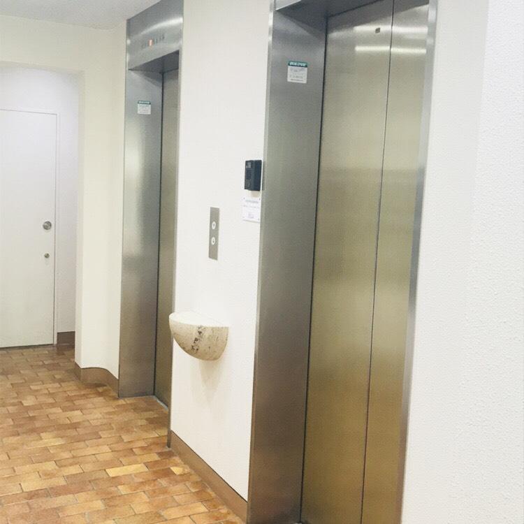 金春（コンパル）ビルのエレベーター