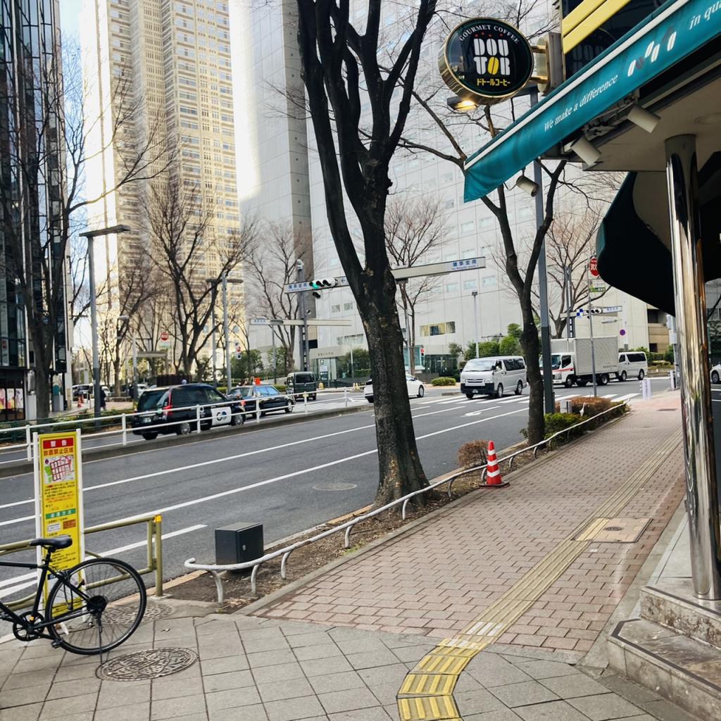 新宿嘉泉ビルのビル前面道路