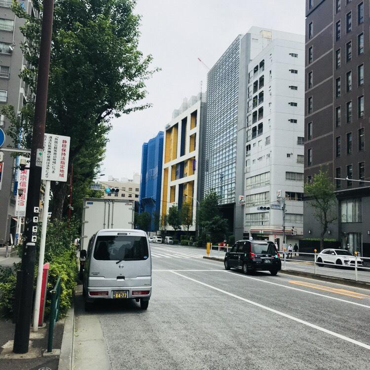 新宿インのビル前面道路