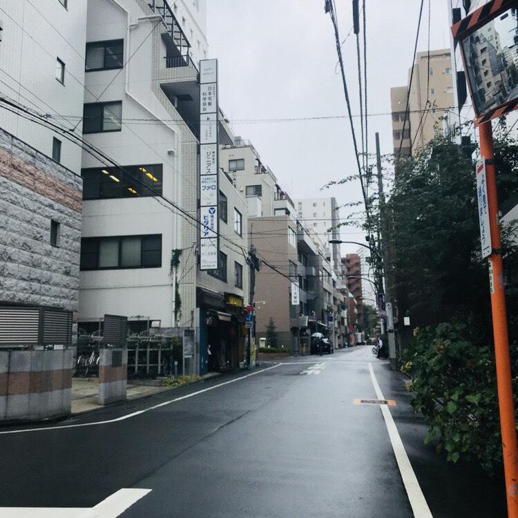 ＫＯＡ新宿（コアシンジュク）のビル前面道路