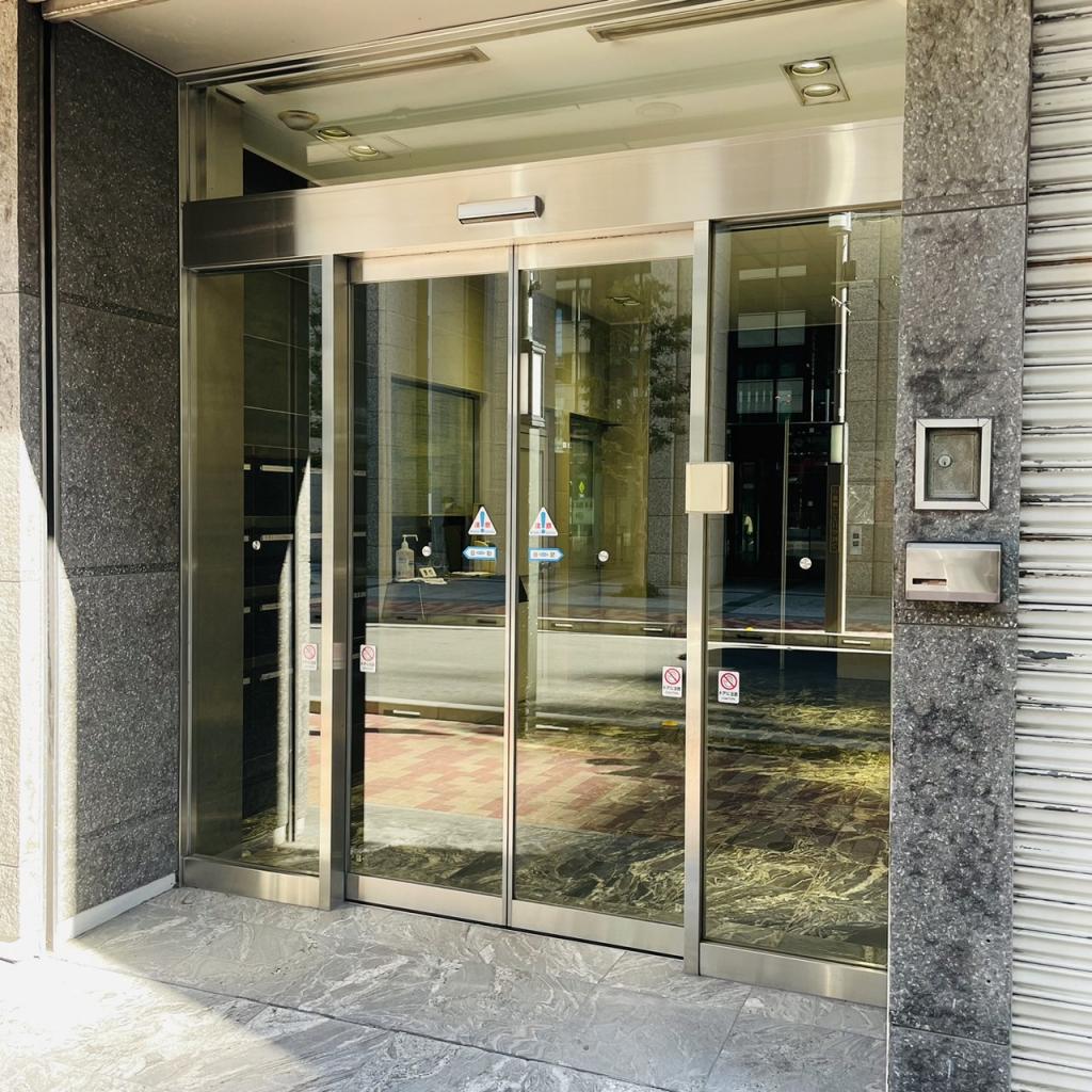 第二東洋ビルのオフィスビル出入口