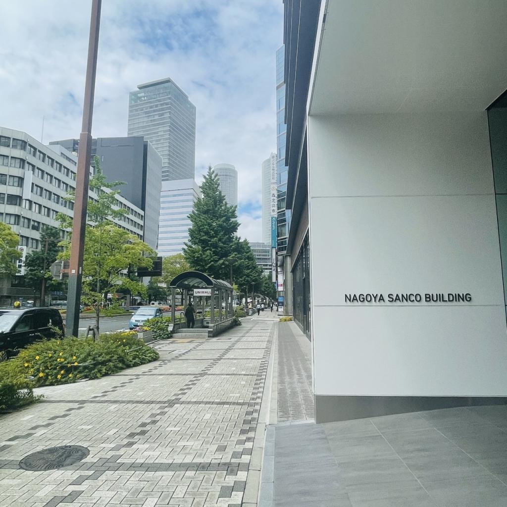 名古屋国際センタービルの前面歩道
