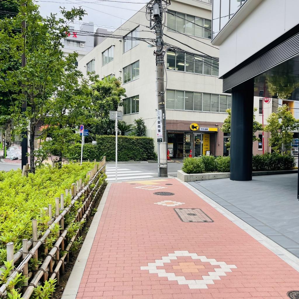 京橋宝町ＰＲＥＸの前面歩道