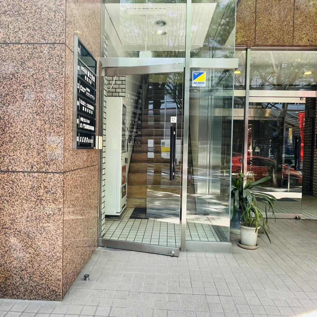 メゾンドール錦糸町ビルのオフィスビル出入口