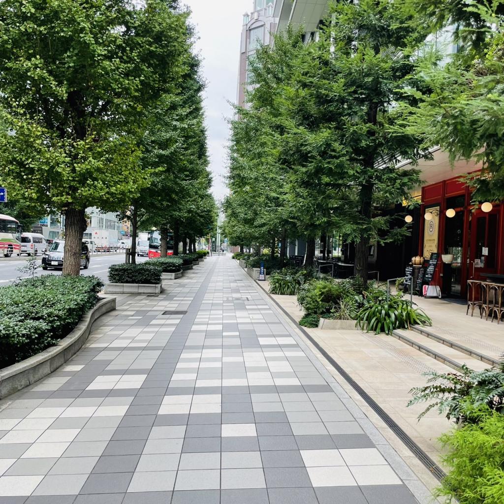 東京スクエアガーデンのビル前面道路