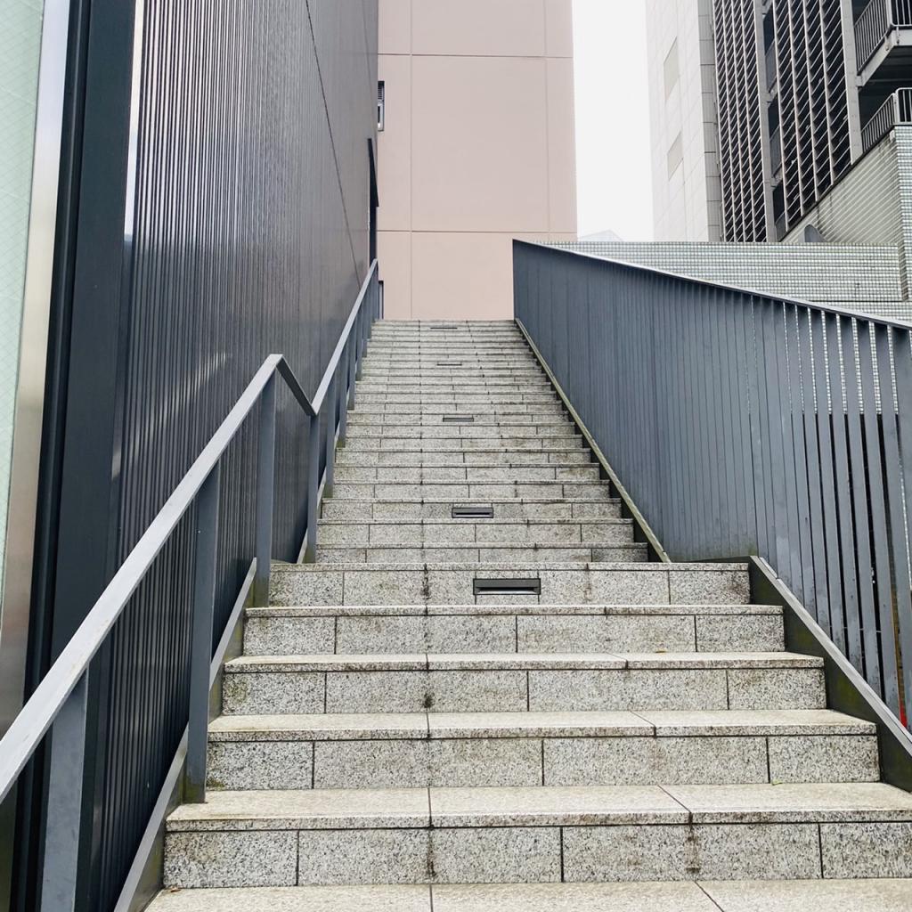東京建物ファーレ立川ビルの外階段