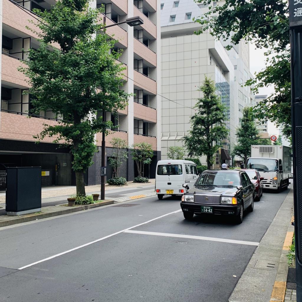 紀尾井町鶴屋ビルのビル前面道路