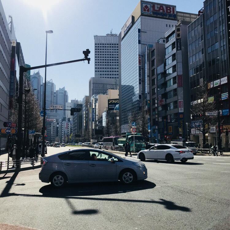 日本生命新宿西口ビルのビル前面道路