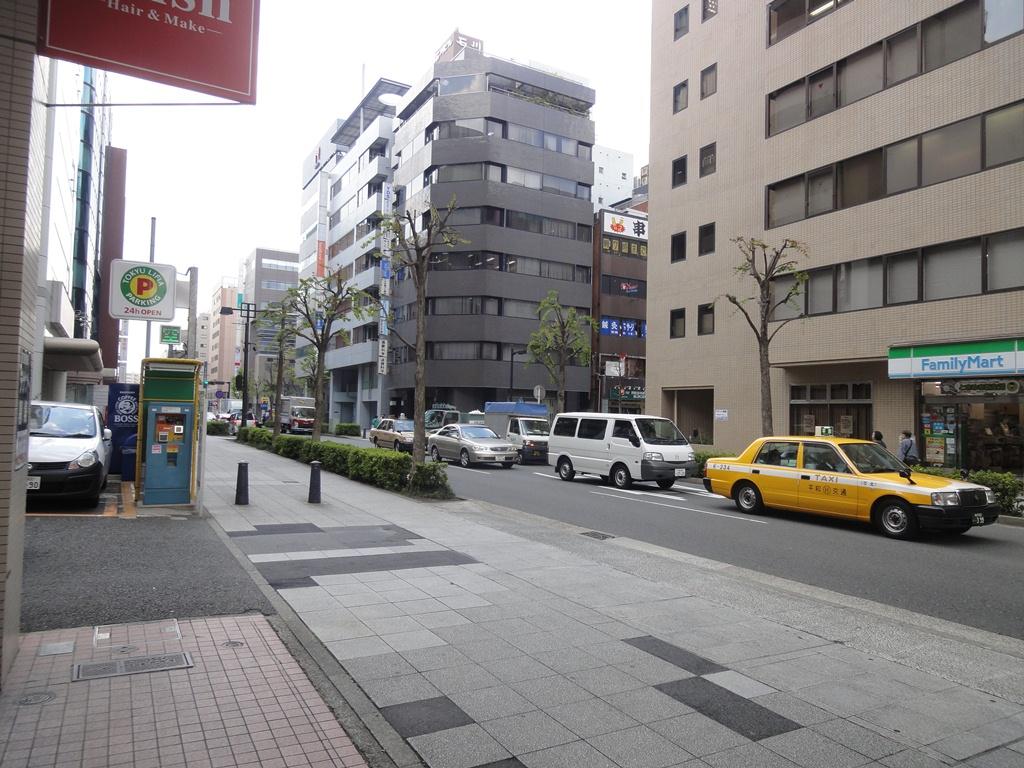 新横浜フジカビルのビル前面道路