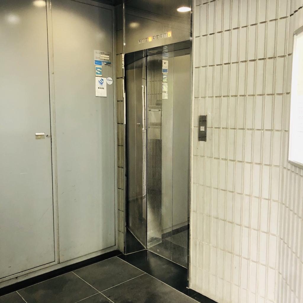 赤坂ゆうビルのエレベーター