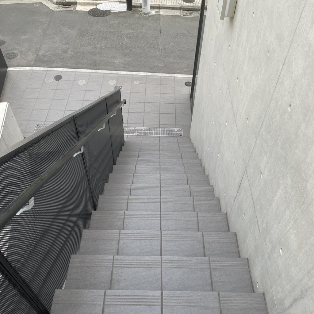 ＡＧ神宮前ビルの1階への階段