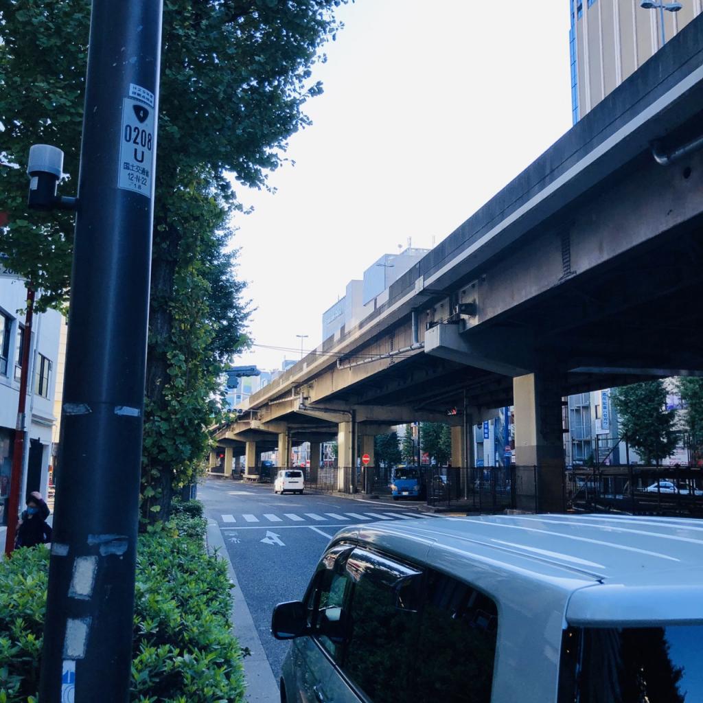 松浦ビルの昭和通りに面しています。