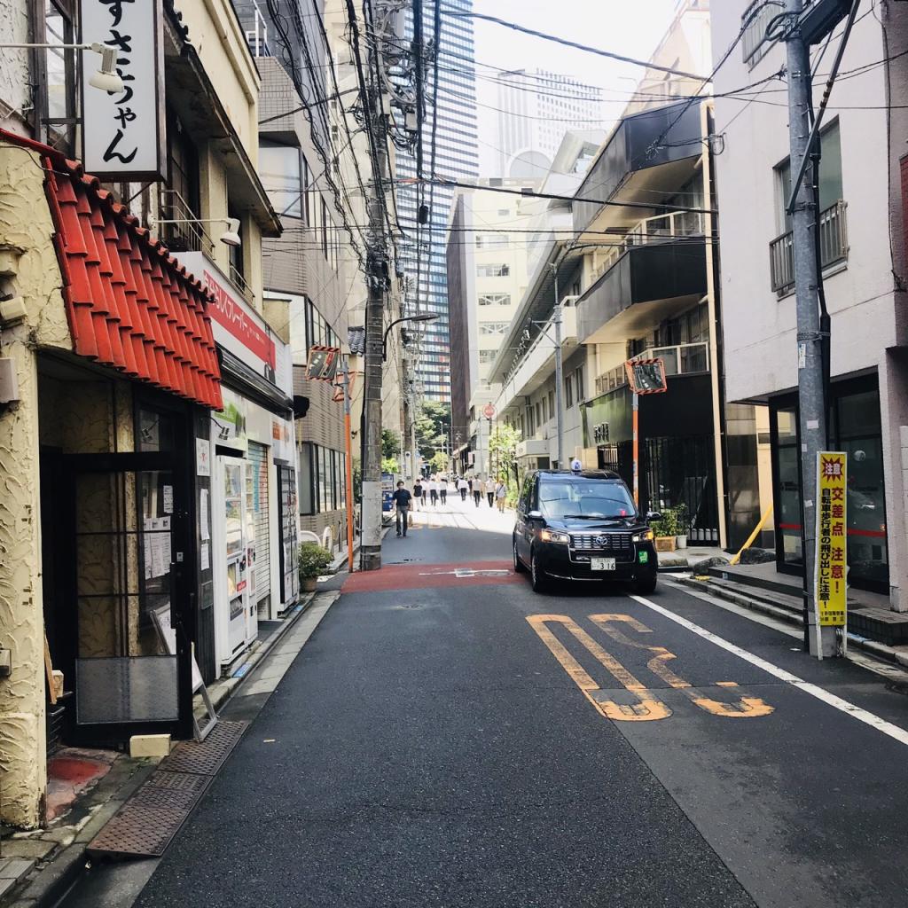ＫＹＳ西新宿のビル前面道路