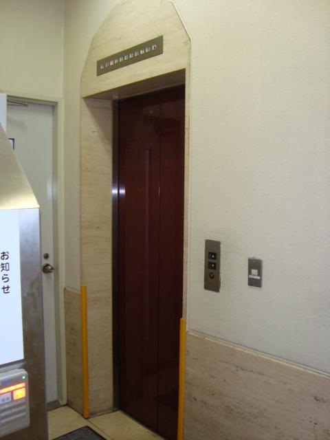 能登治ビルのエレベーター