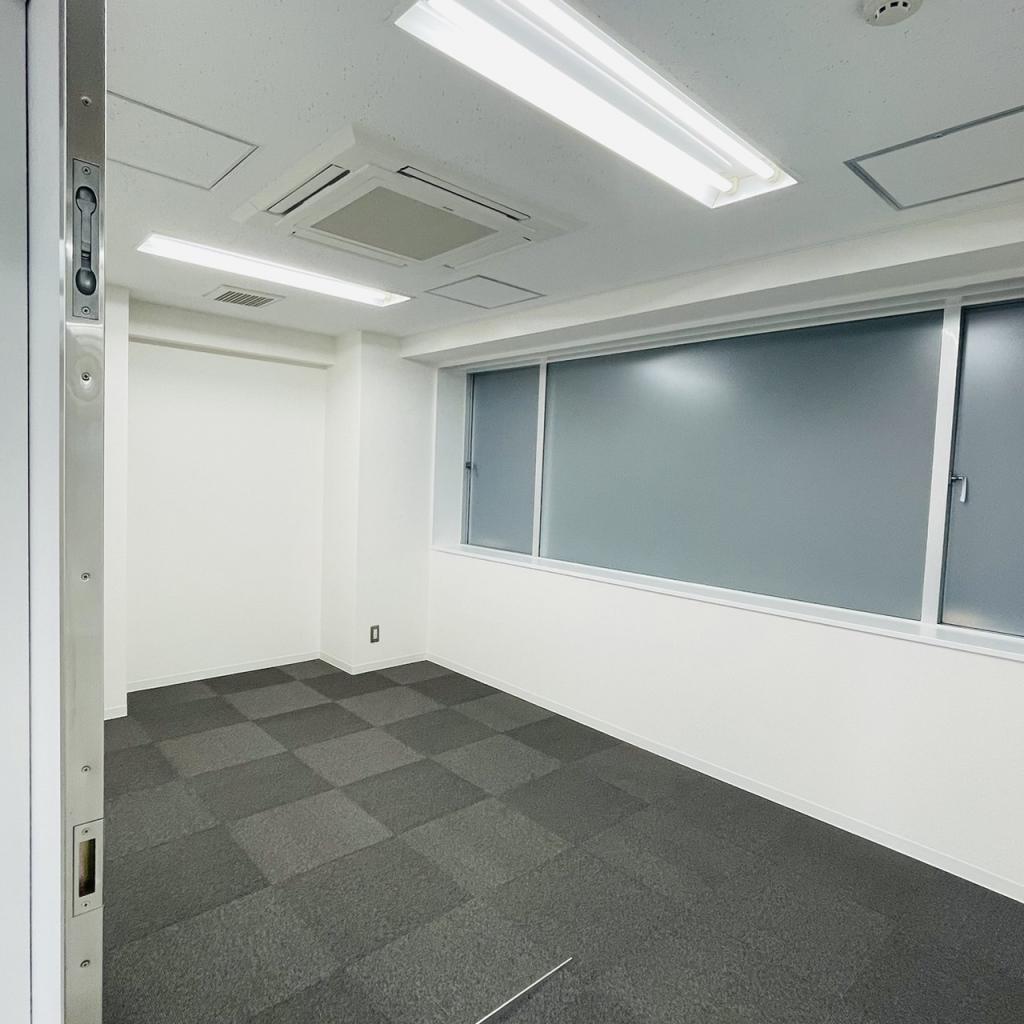 フォンターナ新横浜の基準階 小会議室 室内