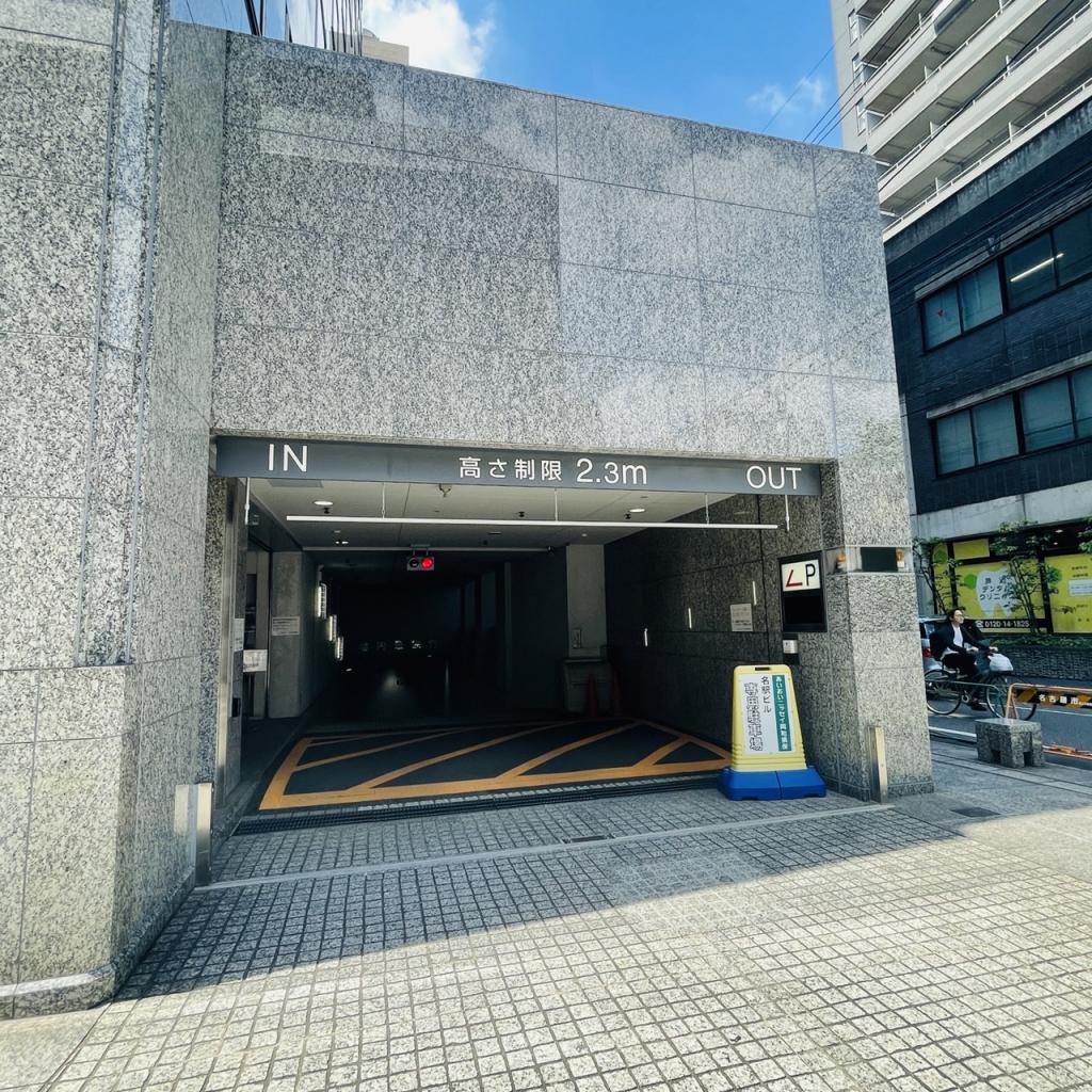 あいおいニッセイ同和損保名古屋名駅ビルの駐車場出入口