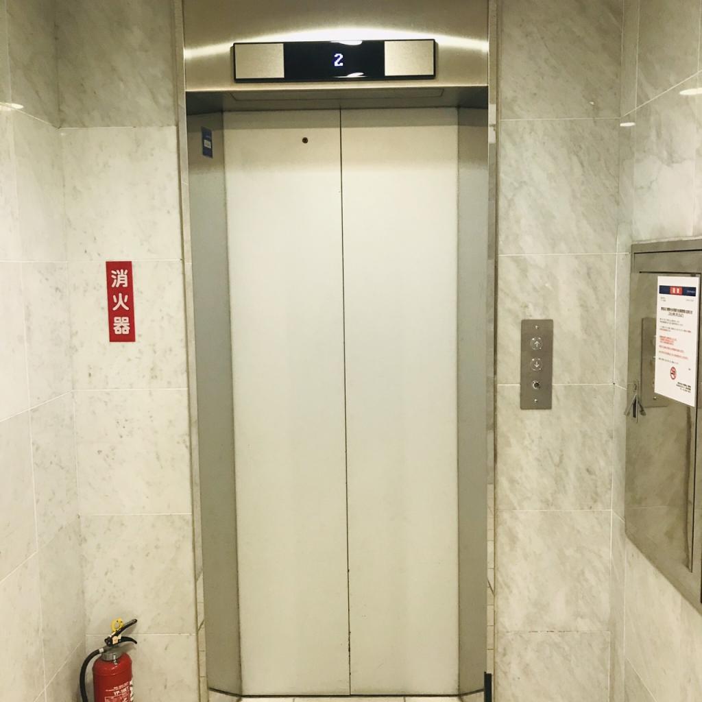 神宮外苑ビルのエレベーター