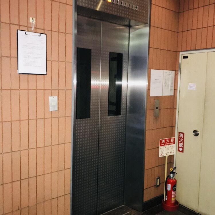 赤レンガ通りビルのエレベーター