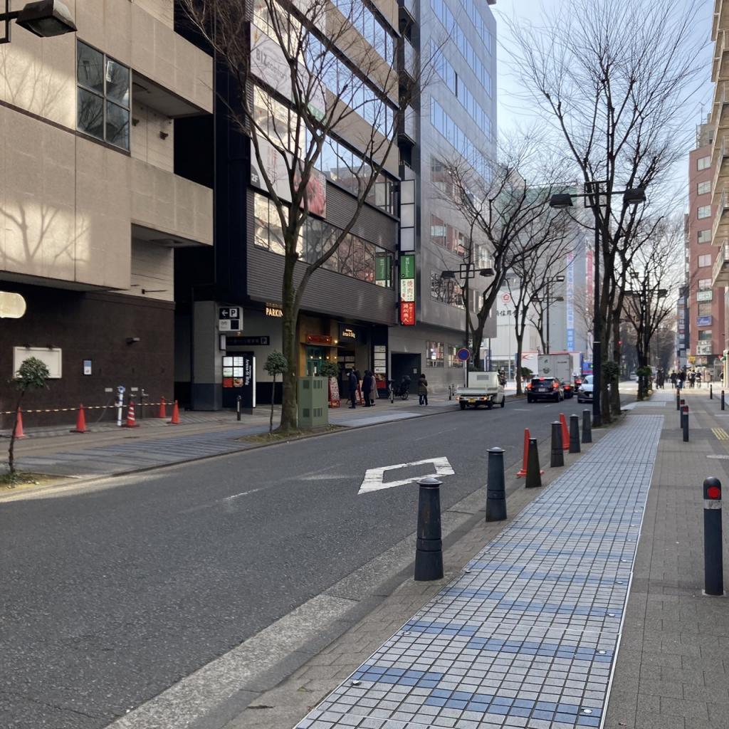 新横浜交通ビルの前面歩道
