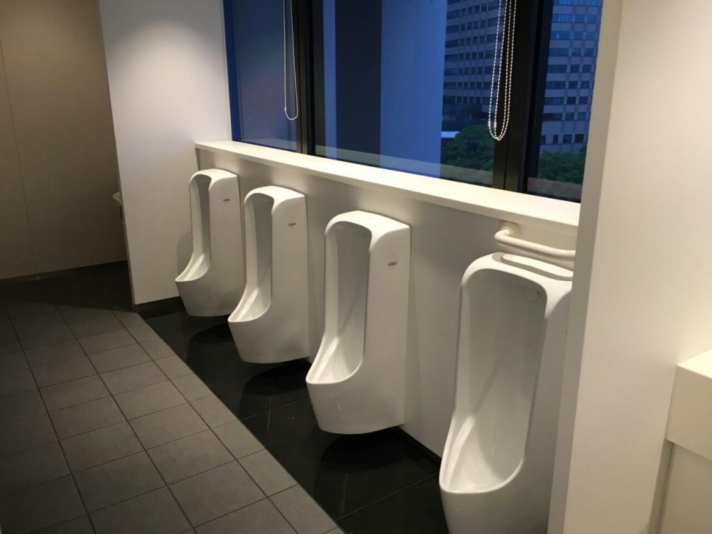 赤坂Ｋタワーの男性用トイレ