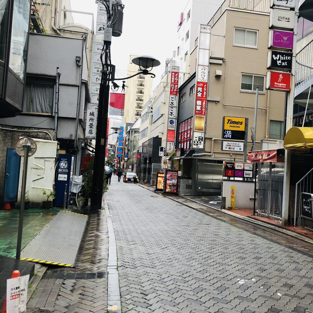 新日本ビルディング赤坂のビル前面道路