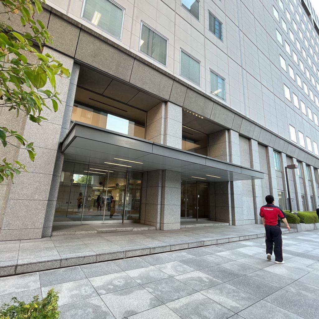 東京ダイヤビル３号館のオフィスビル出入口