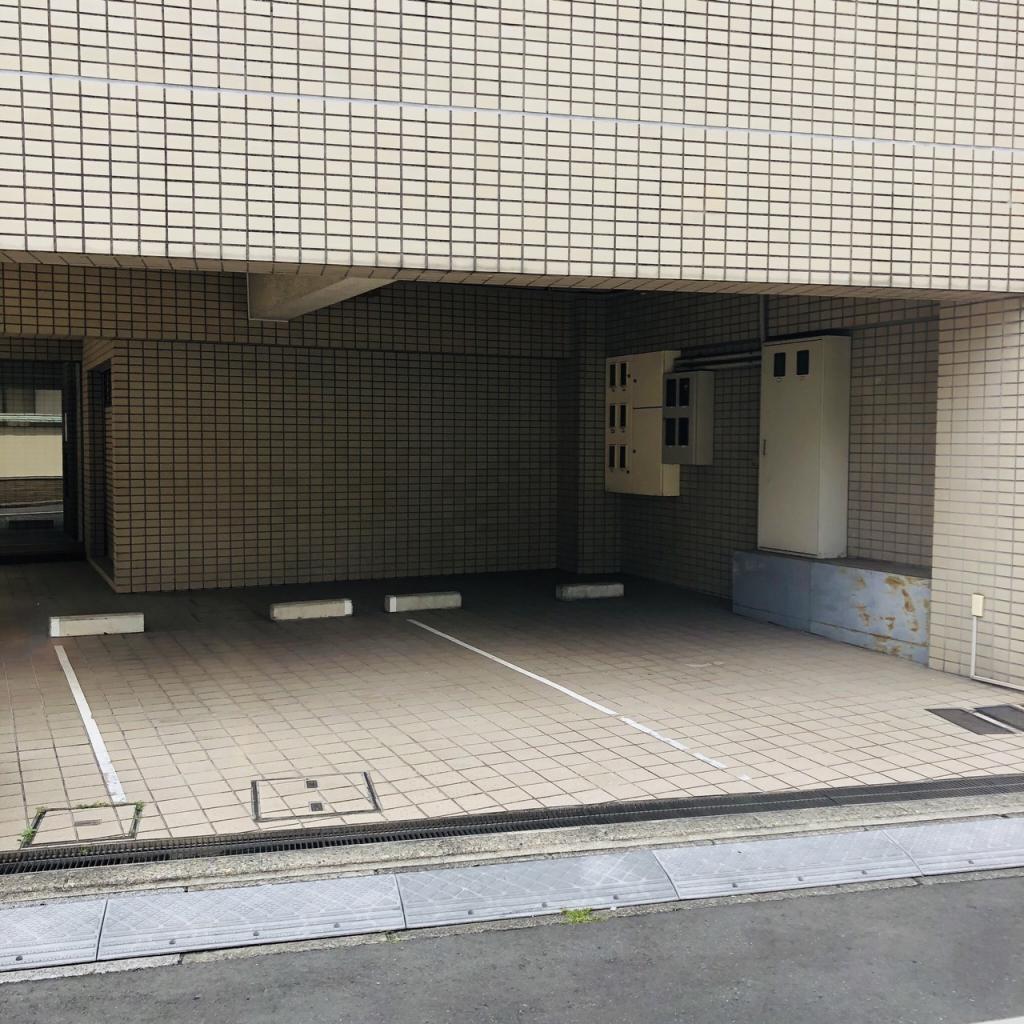 フォルス赤坂の駐車場