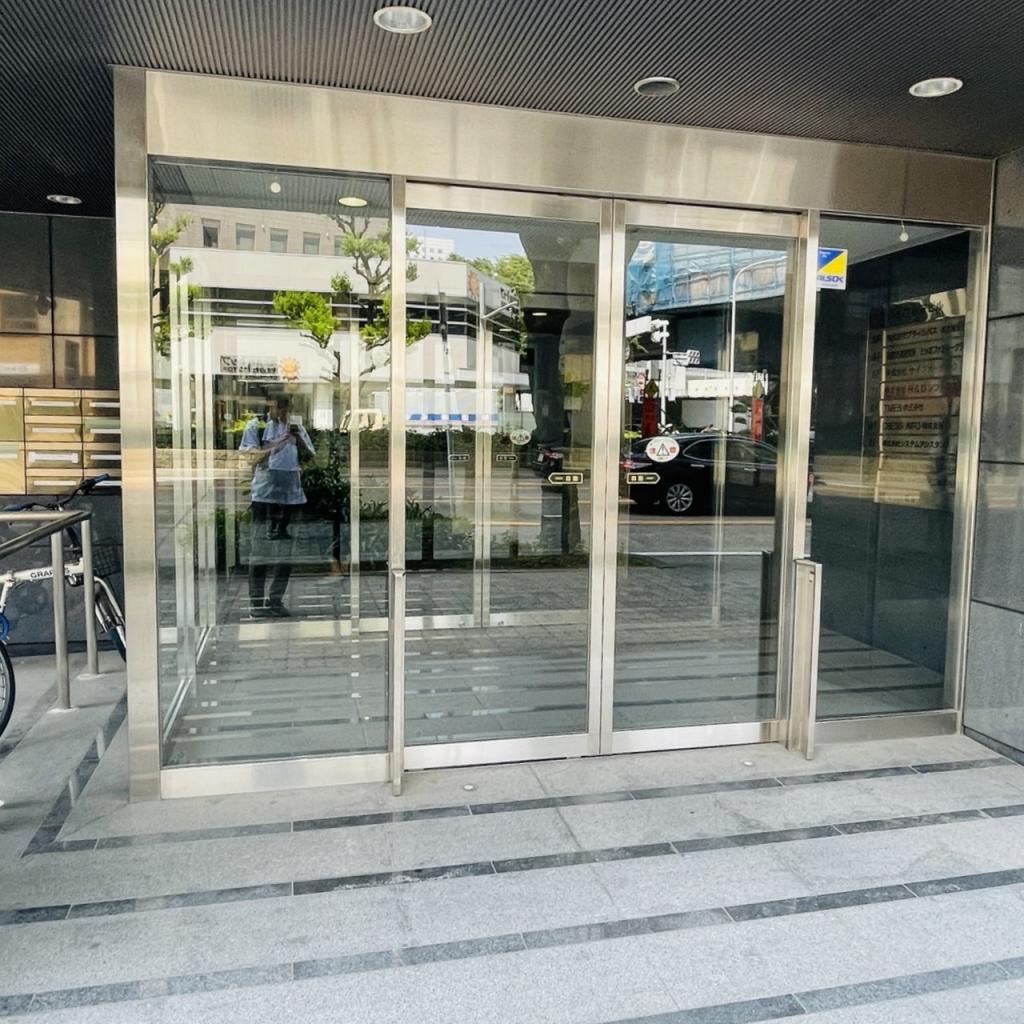 いちご名駅中駒ビルのオフィスビル出入口