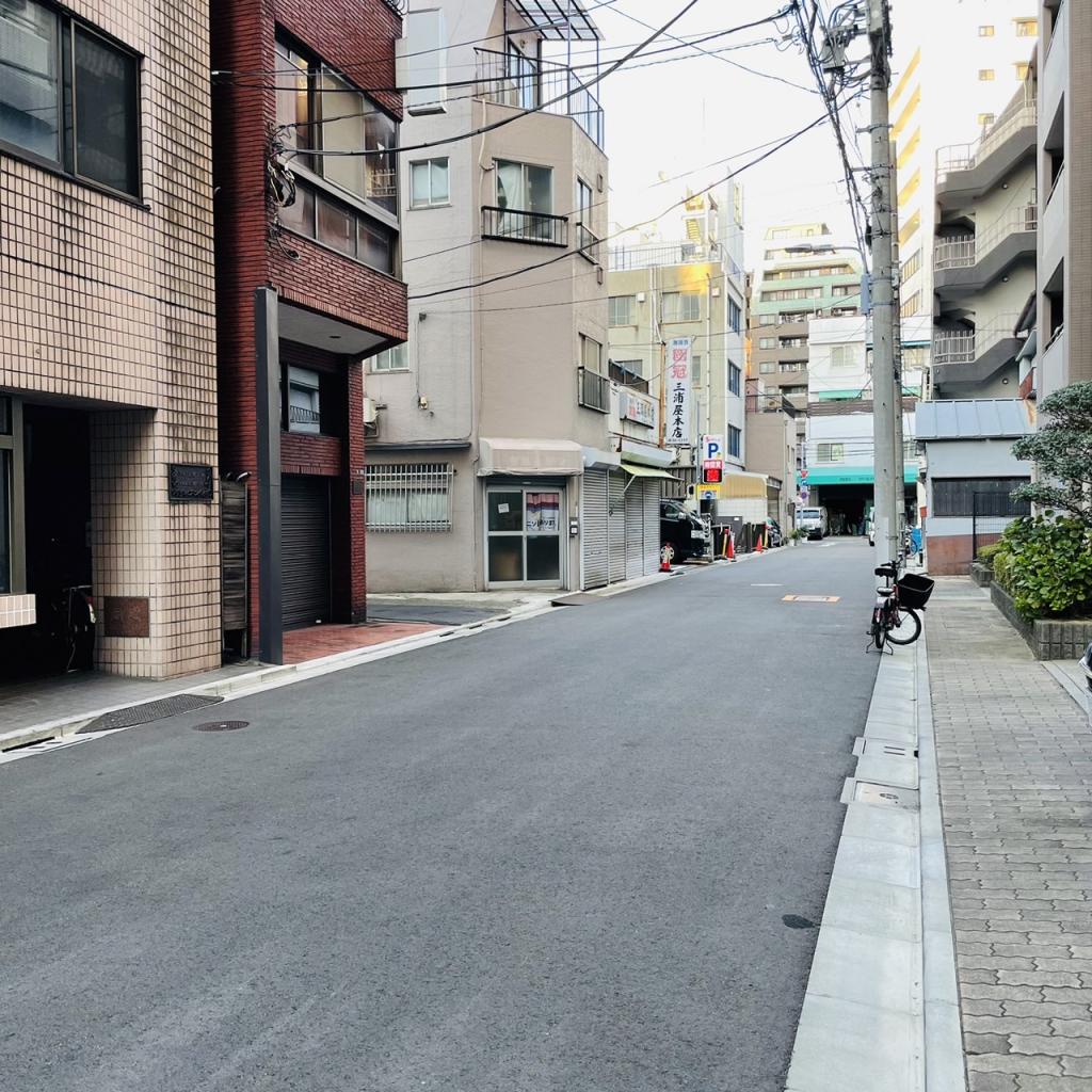 小松上野ビルの前面道路