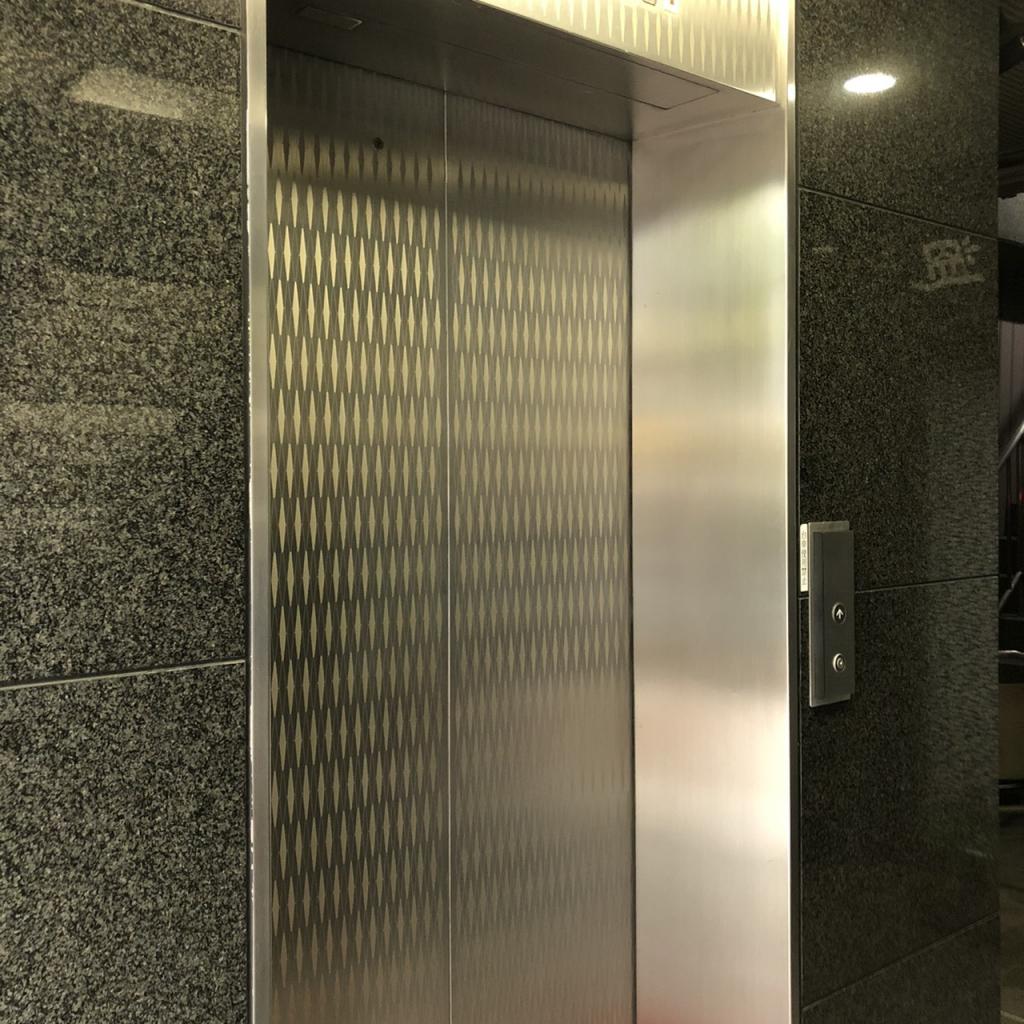 温恭堂ビルのエレベーター