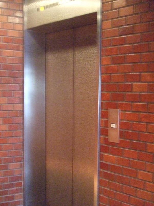越一ビルのエレベーター