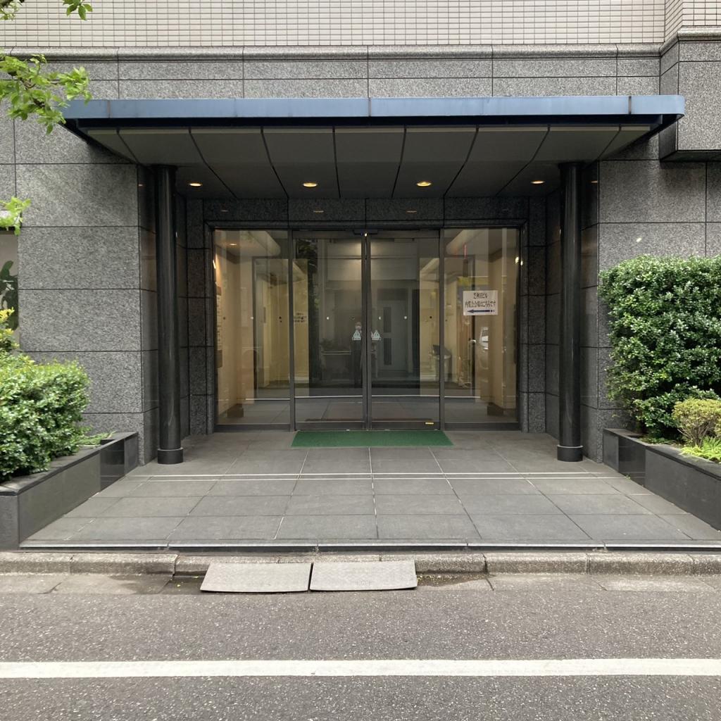 芝桝田ビルのオフィスビル出入口