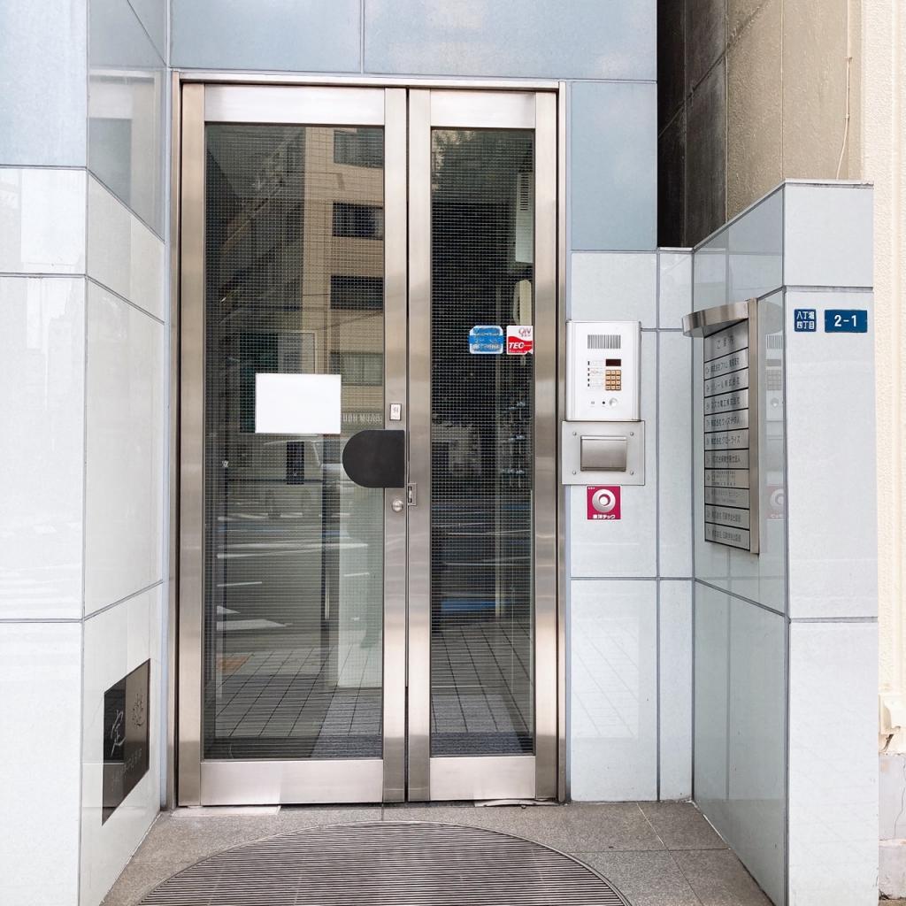 東京リアル宝町ビルのオフィス出入口