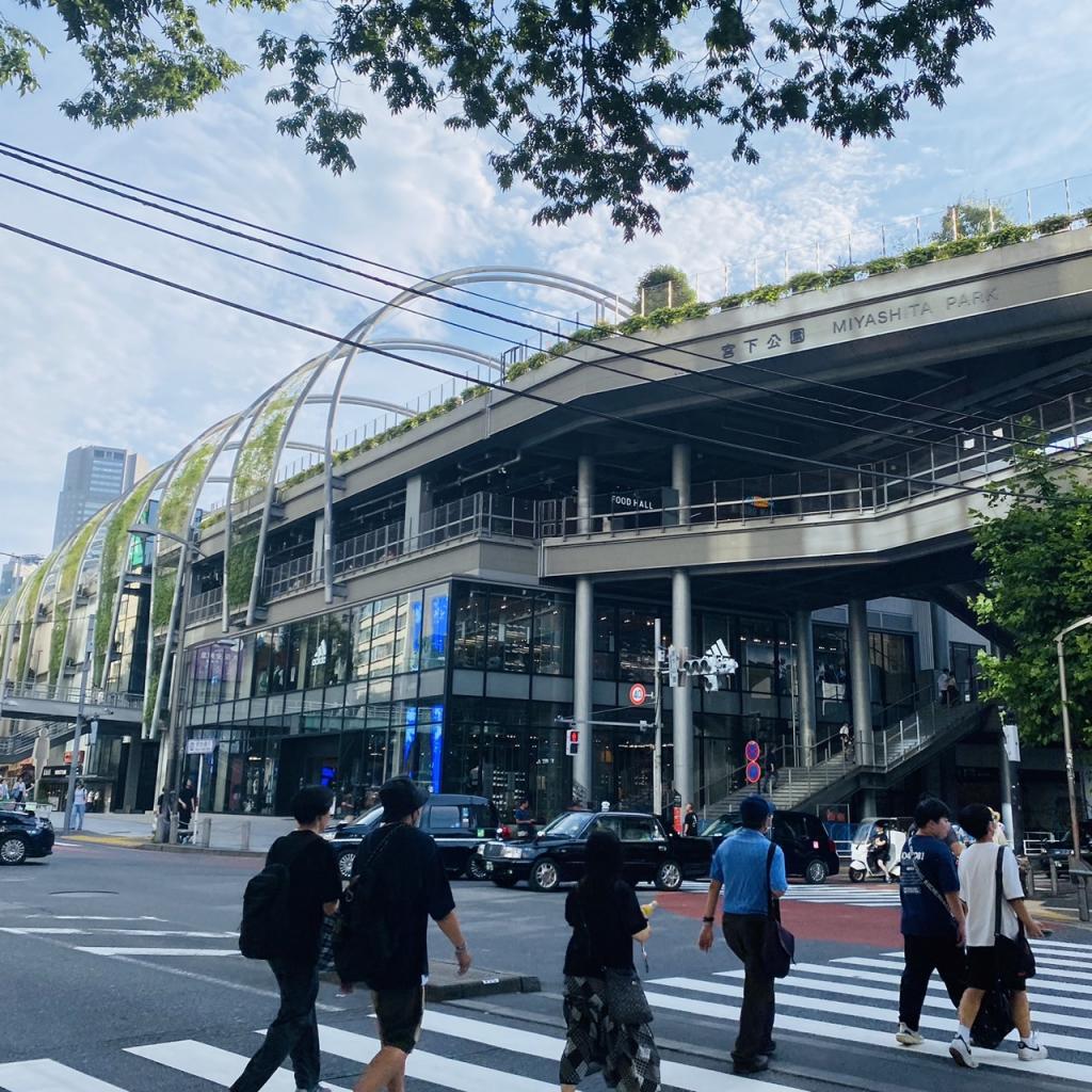 渋谷ワールドイーストビルの前面の宮下パーク