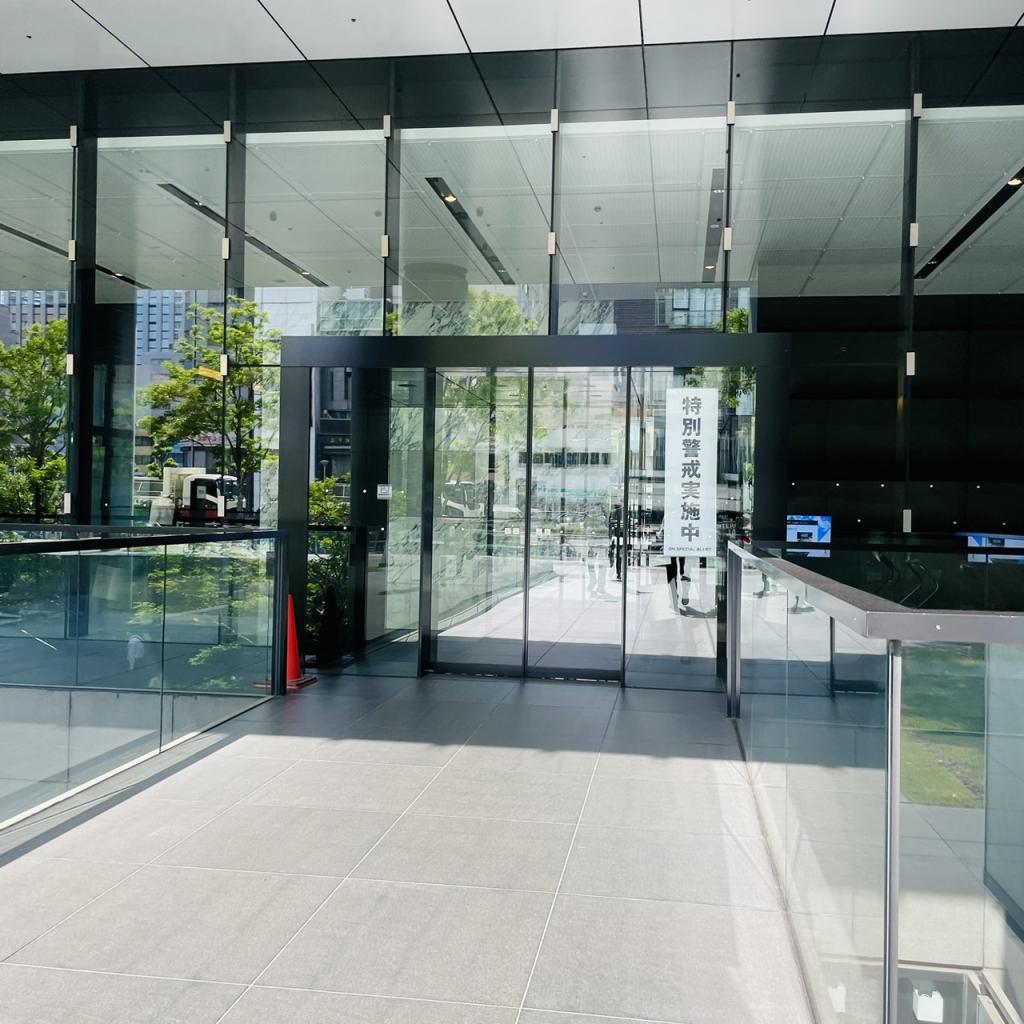 名古屋インターシティのオフィスビル出入口