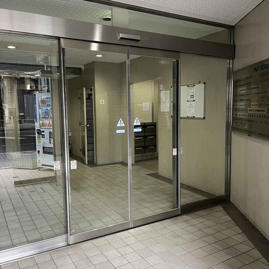 横浜東口ビルのオフィスビル出入口