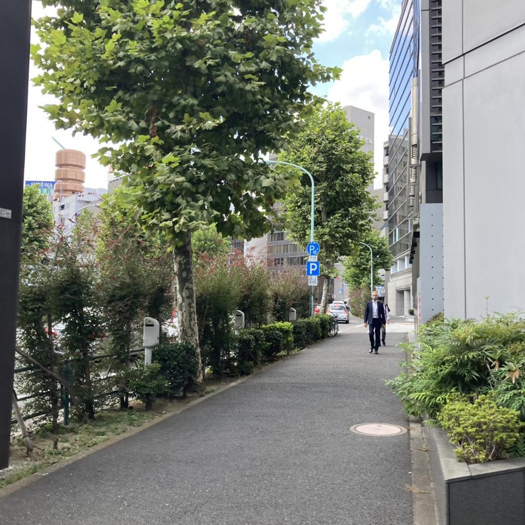 メットライフ神田錦町ビルのビル前面道路