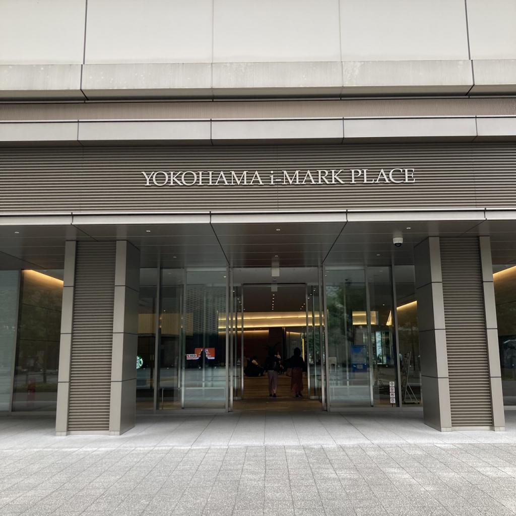 横浜アイマークプレイスビルのオフィスビル出入口