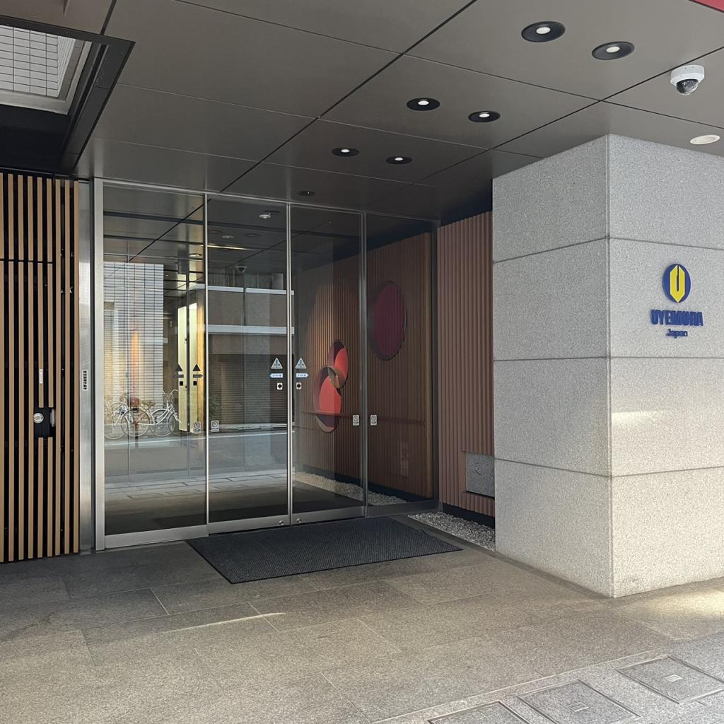 上村工業東京支社ビルのオフィスビル出入口
