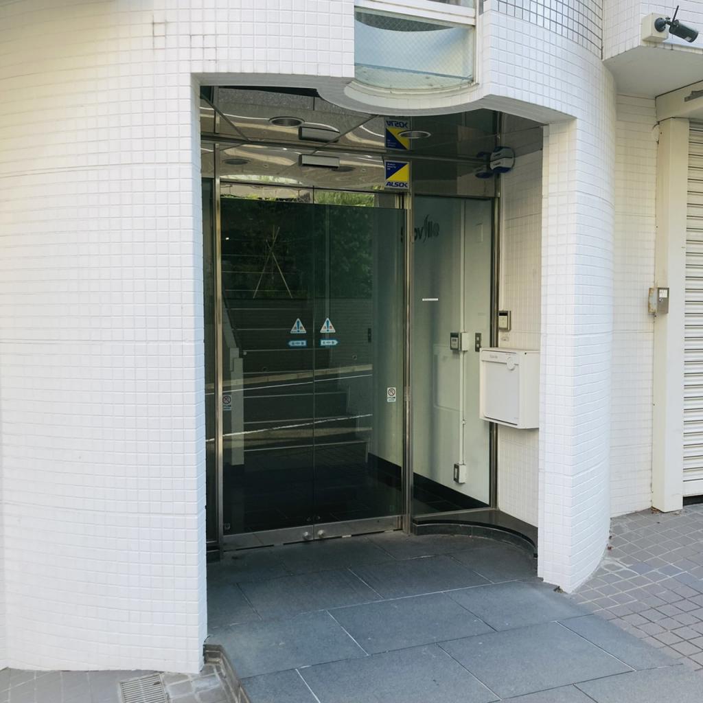 烏山恵比寿ビルのオフィスビル出入口