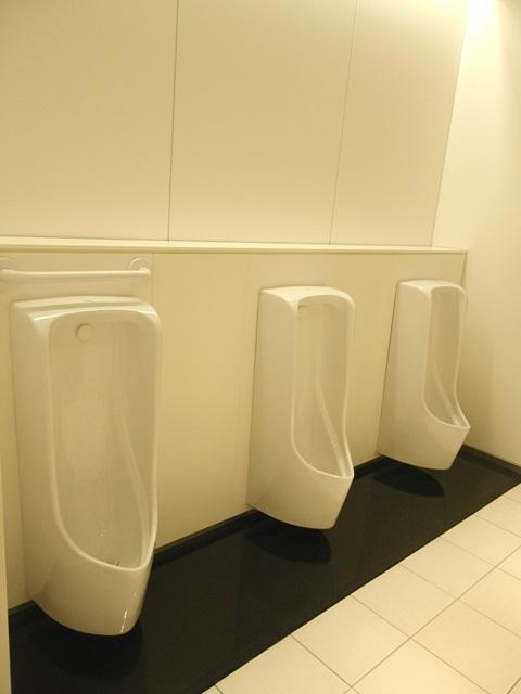 住友商事京橋ビルの男性用トイレ
