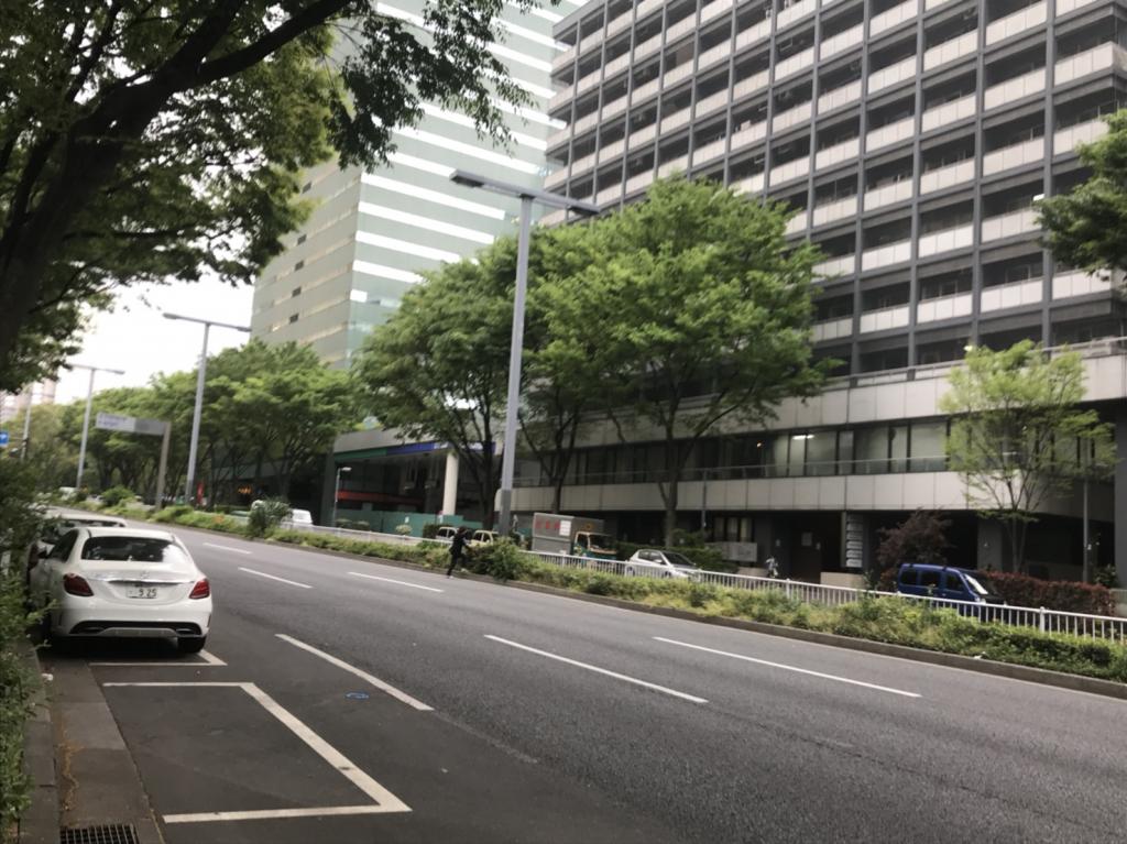 ストーク新宿ビル（ハローオフィス西新宿）のビル前面道路
