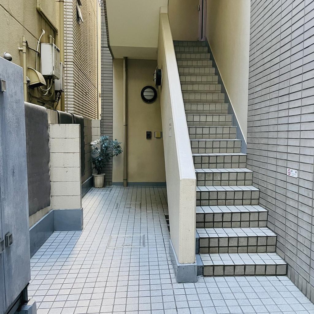 新川ＳＴビルの外階段