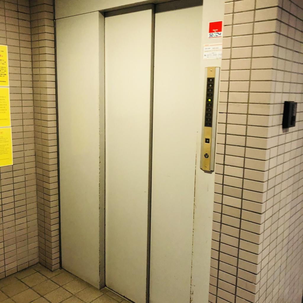 クインズコート新宿のエレベーター